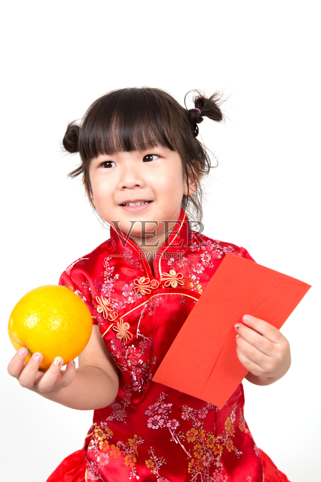 穿着红色中式服装的亚洲小女孩照片摄影图片