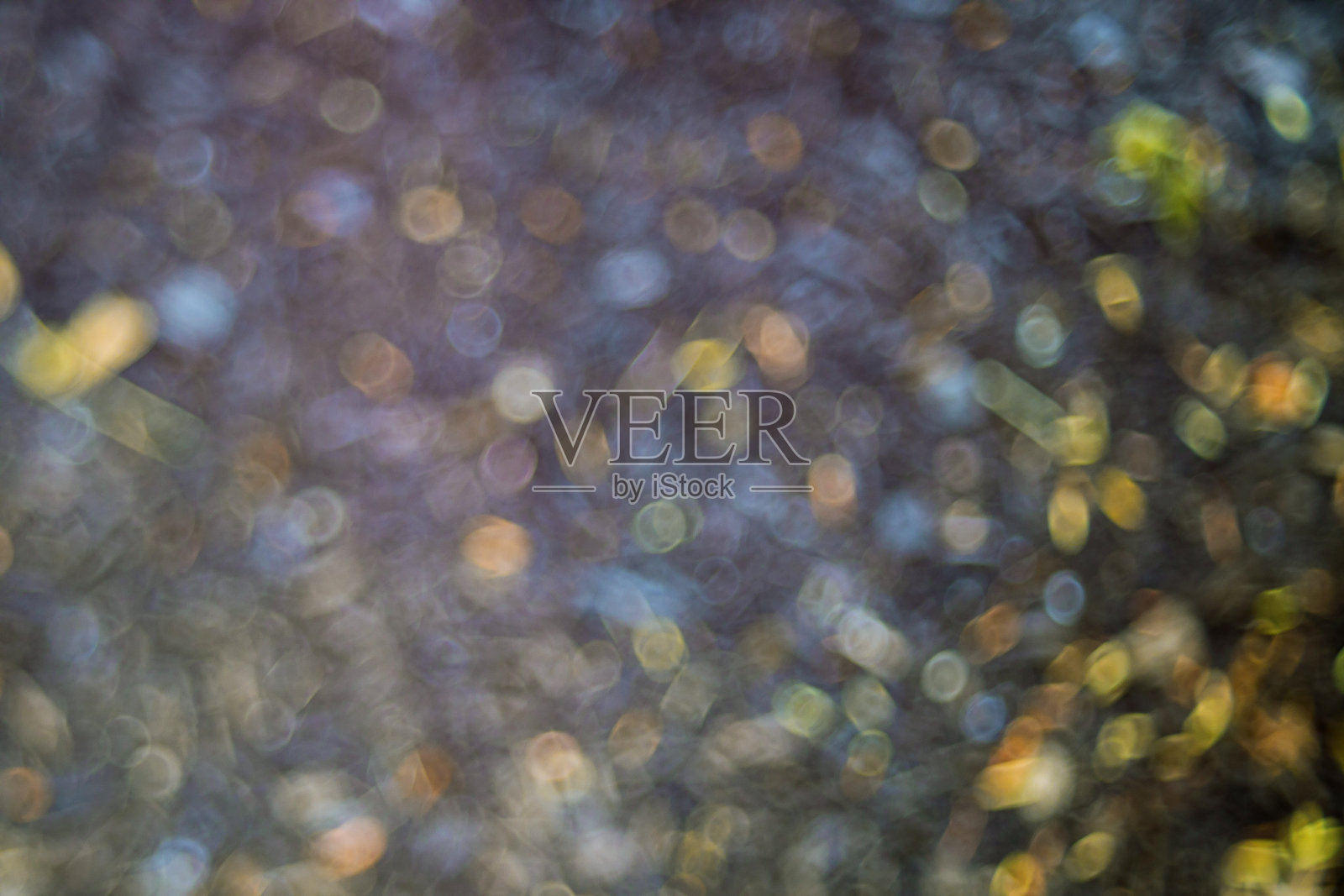 模糊的散景背景与温暖的彩色灯光照片摄影图片