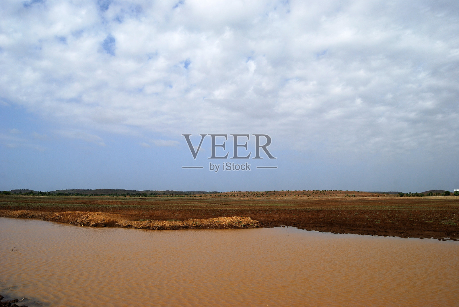 风景与山树木和一个池塘前面照片摄影图片