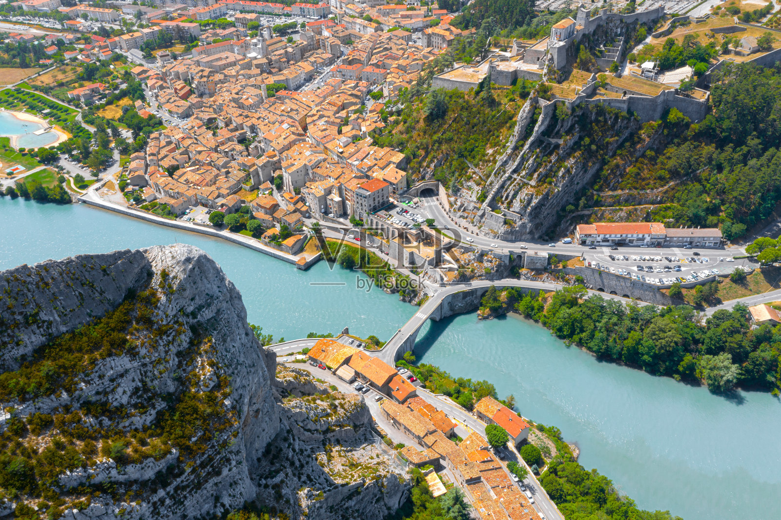 姐妹社是位于法国东南部Provence-Alpes-Côte d'Azur地区上普罗旺斯阿尔卑斯省的一个公社照片摄影图片