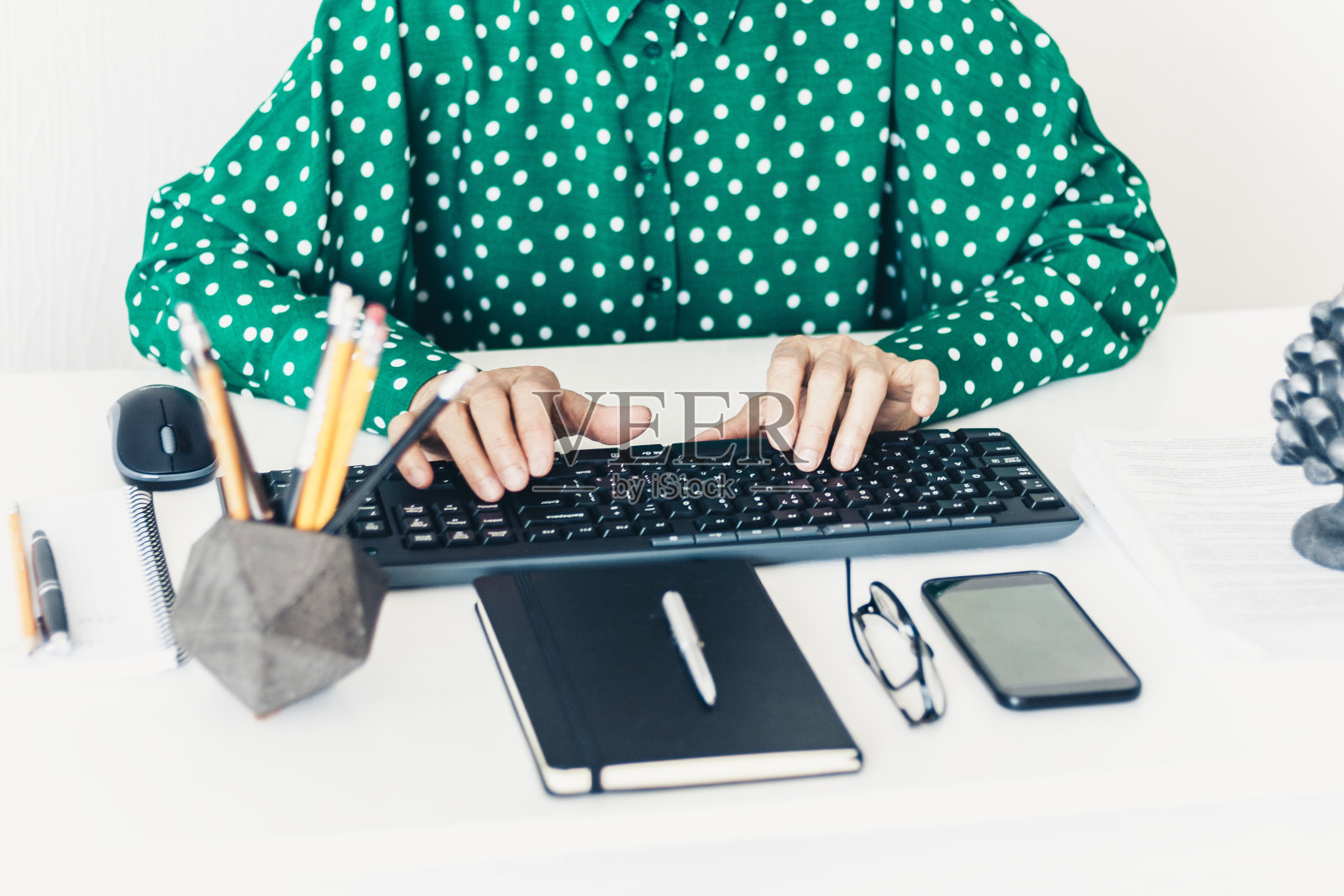 近距离的手女人使用鼠标和打字键盘上的白色桌子，业务概念照片摄影图片