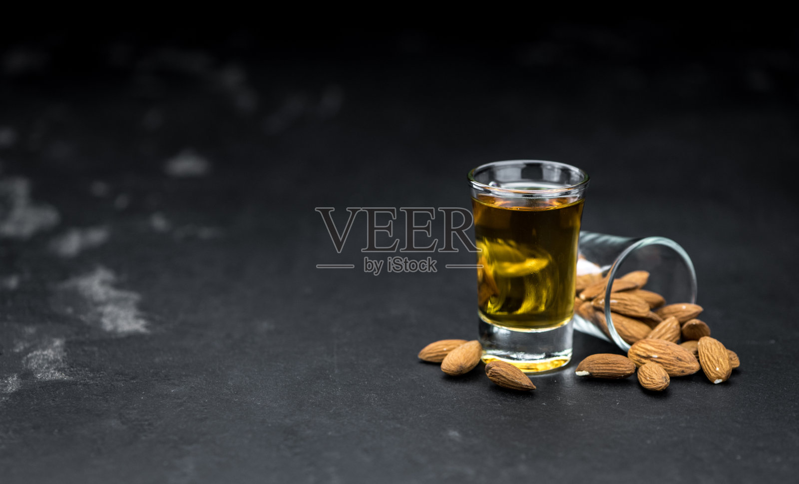 苦杏酒特写特写，选择性聚焦照片摄影图片