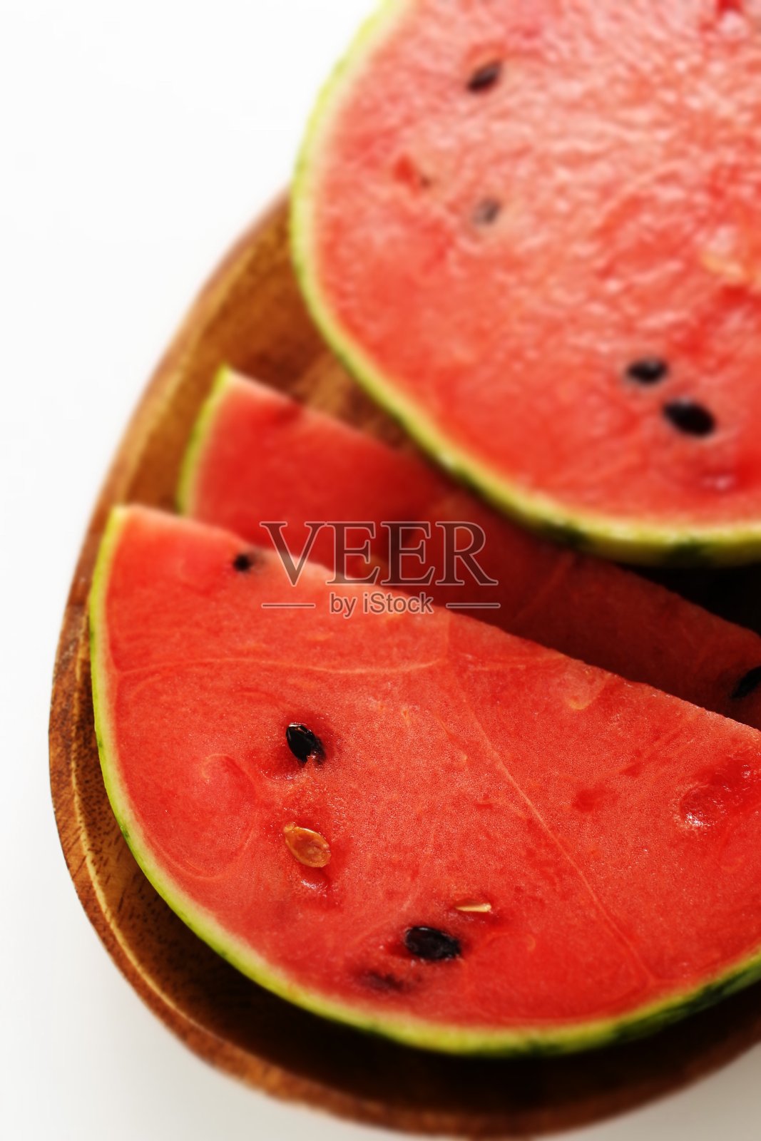 把西瓜切片放在木盘上照片摄影图片