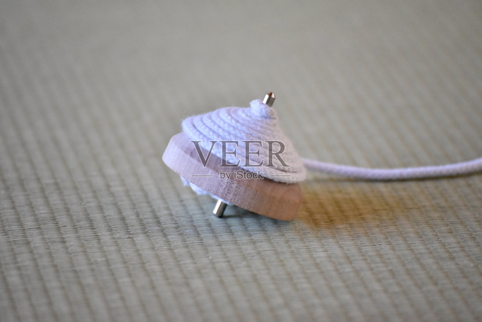 在榻榻米上旋转照片摄影图片