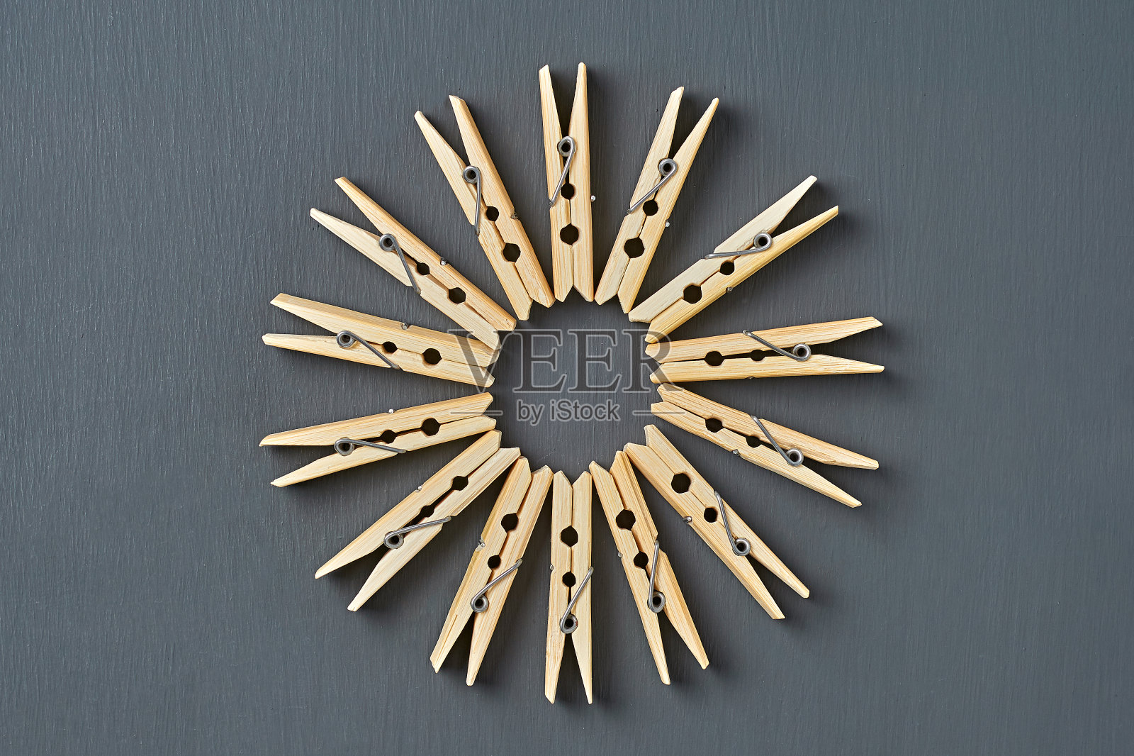 浴室里深色的混凝土桌子上放着许多圆形的木制晾衣夹。特写镜头。俯视图照片摄影图片