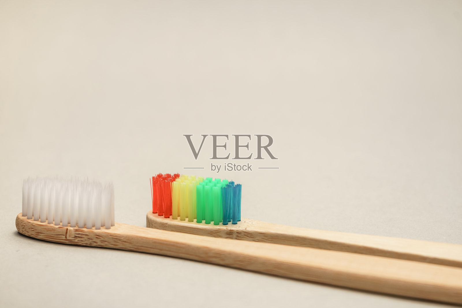 灰色背景上的漂亮木制牙刷。照片摄影图片