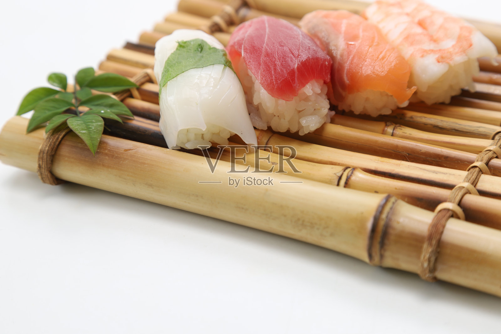 竹制餐具上的手卷寿司照片摄影图片