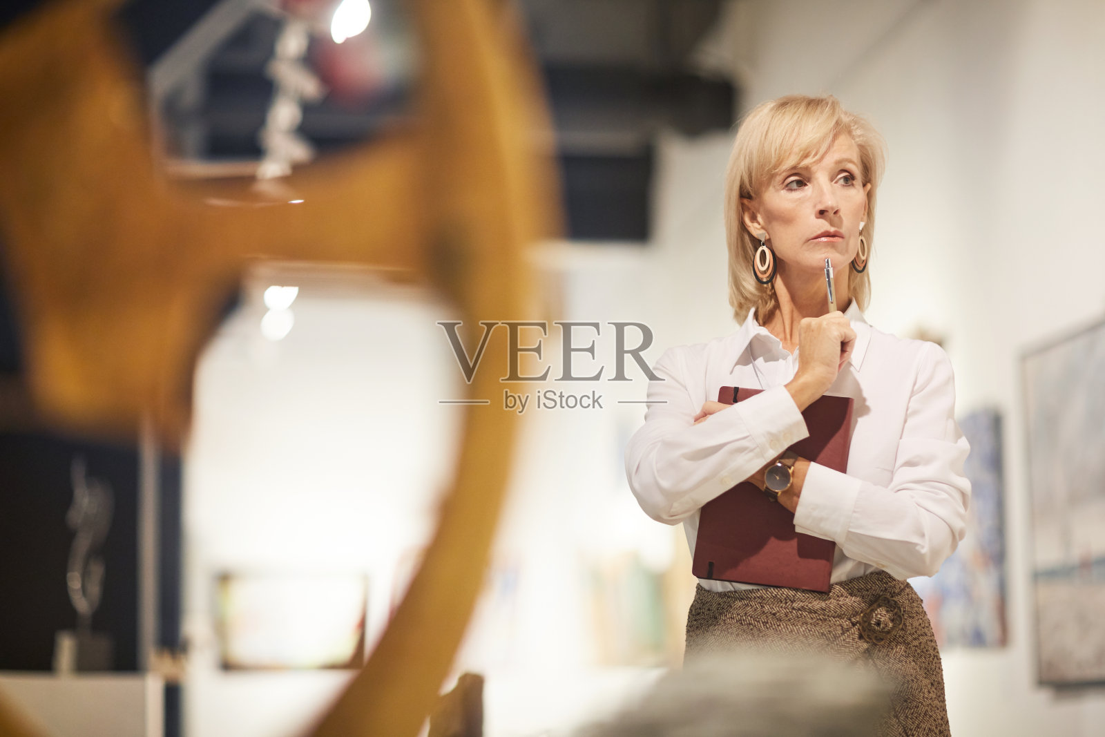 女性艺术专家照片摄影图片