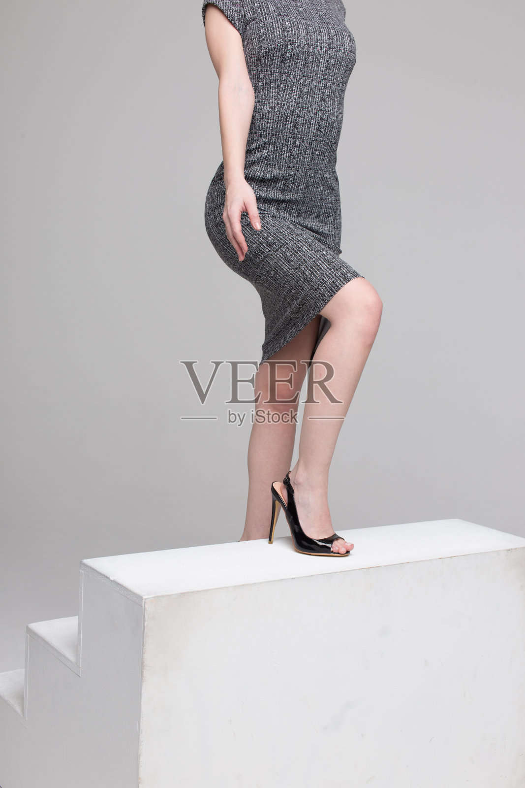 女商人的身体走上楼梯的概念照片摄影图片