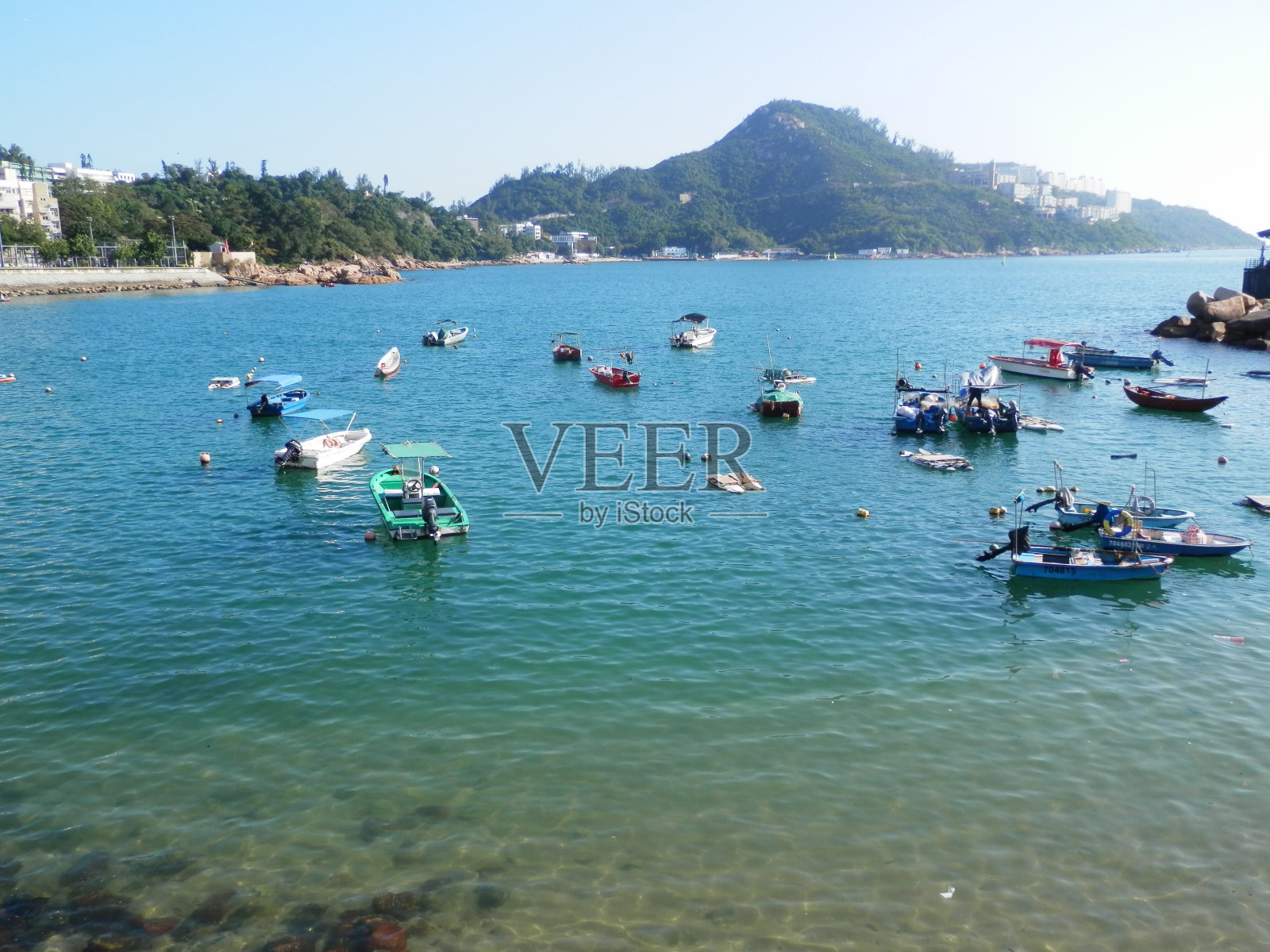 在赤柱港停泊的小船照片摄影图片