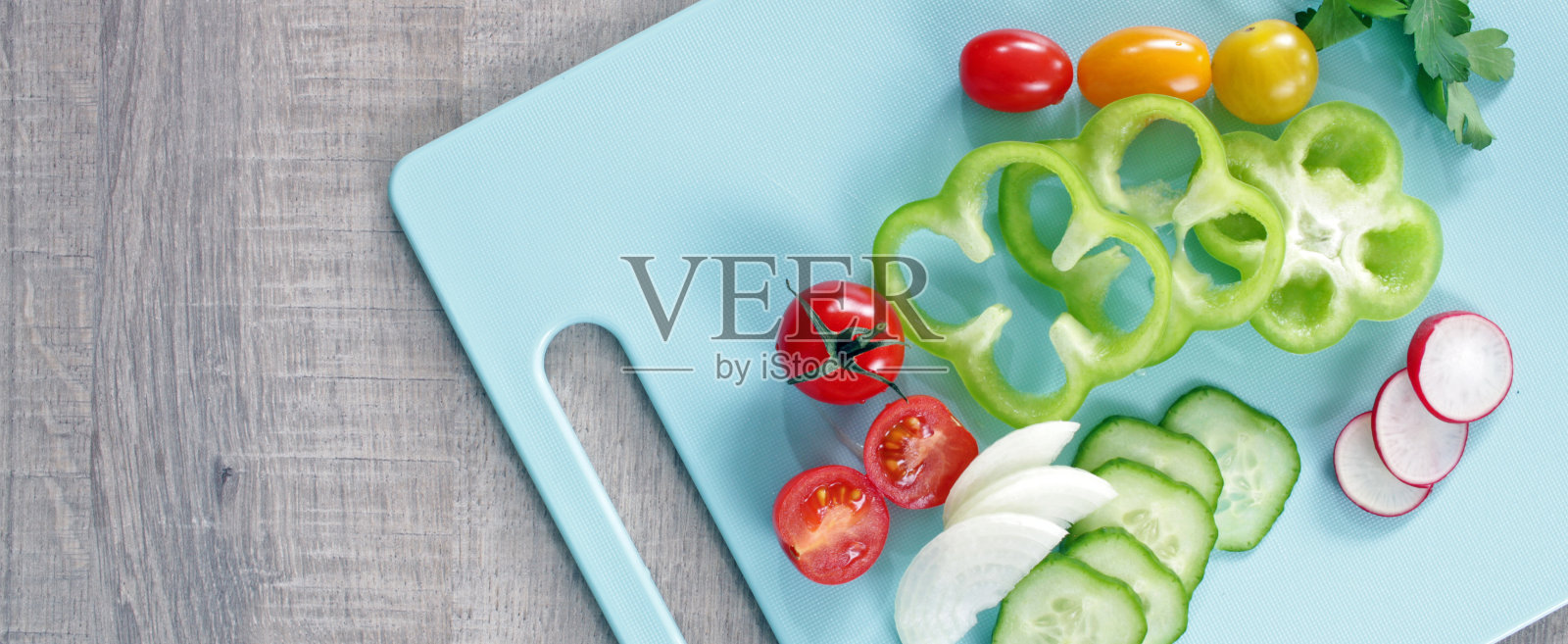 彩色蔬菜在切板与复制空间照片摄影图片