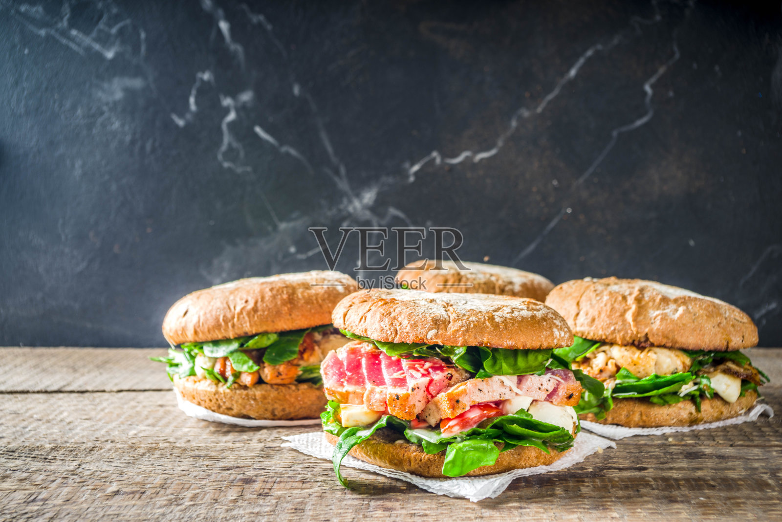 各种海鲜和鱼汉堡搭配照片摄影图片