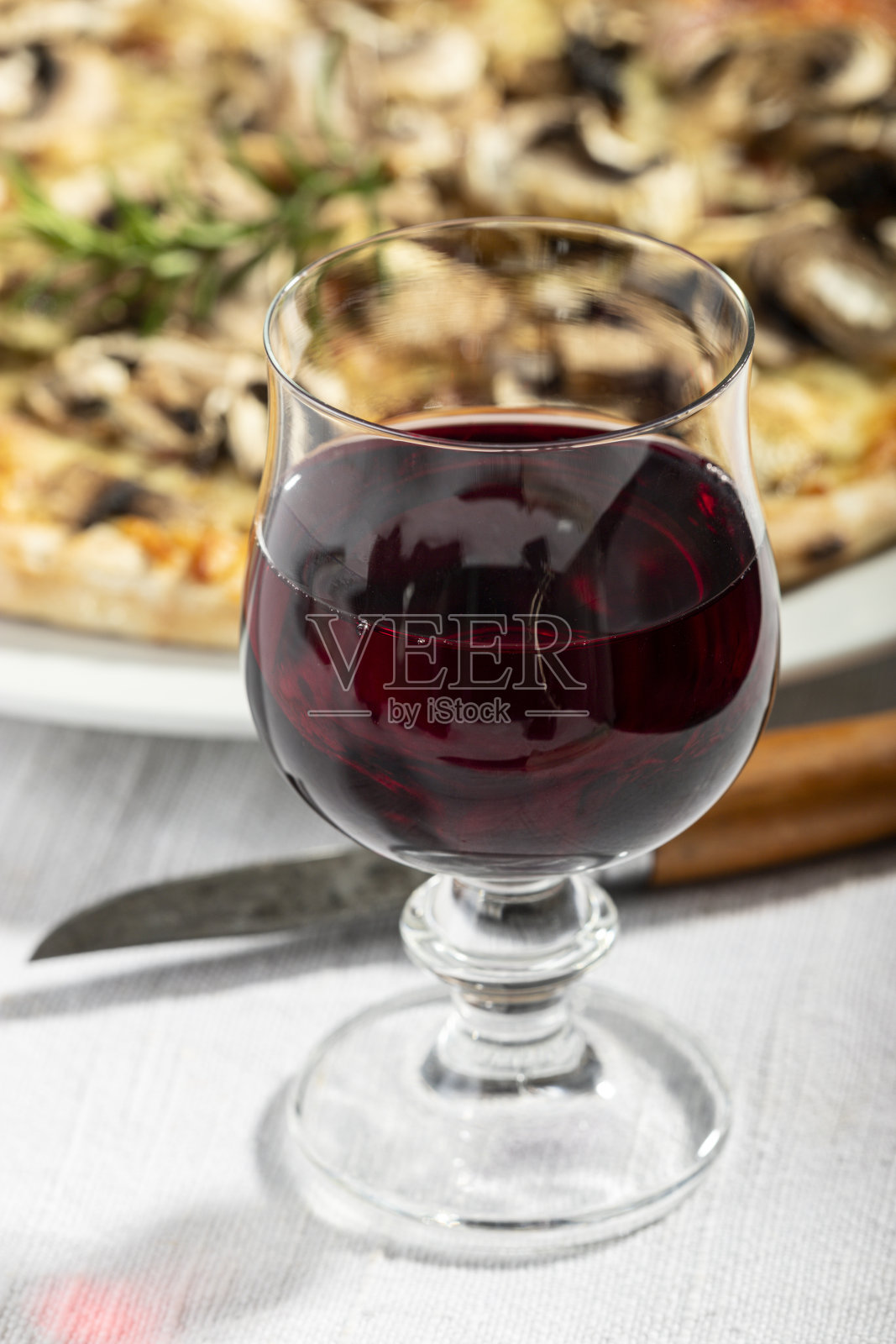 蘑菇披萨与迷迭香的特写照片摄影图片