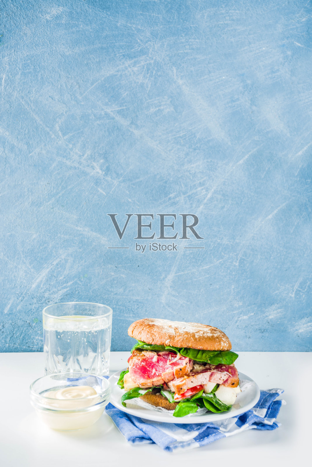 各种海鲜和鱼汉堡搭配照片摄影图片