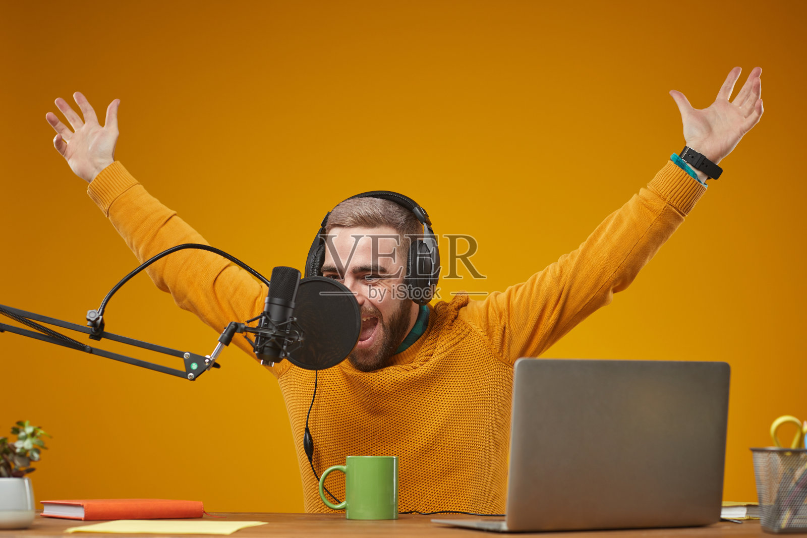 男视频博主录制内容照片摄影图片