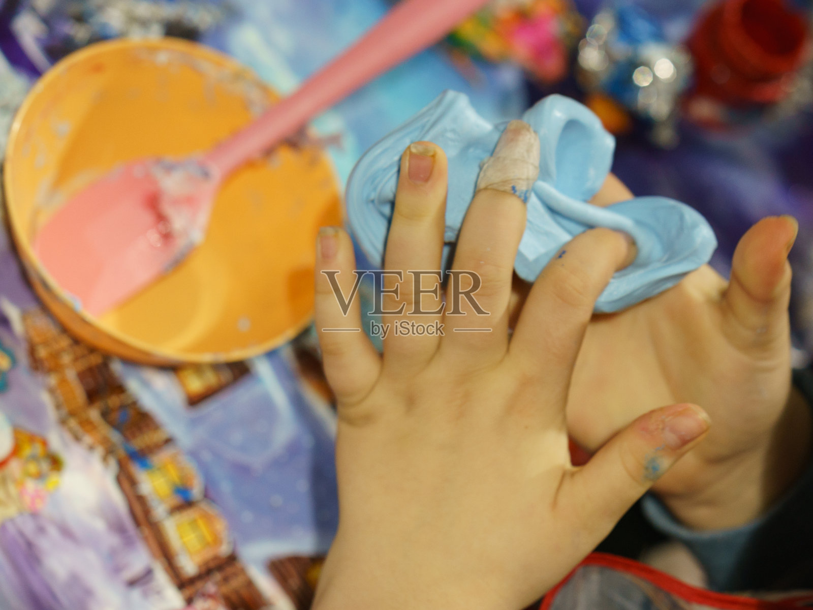 女孩玩泥照片摄影图片