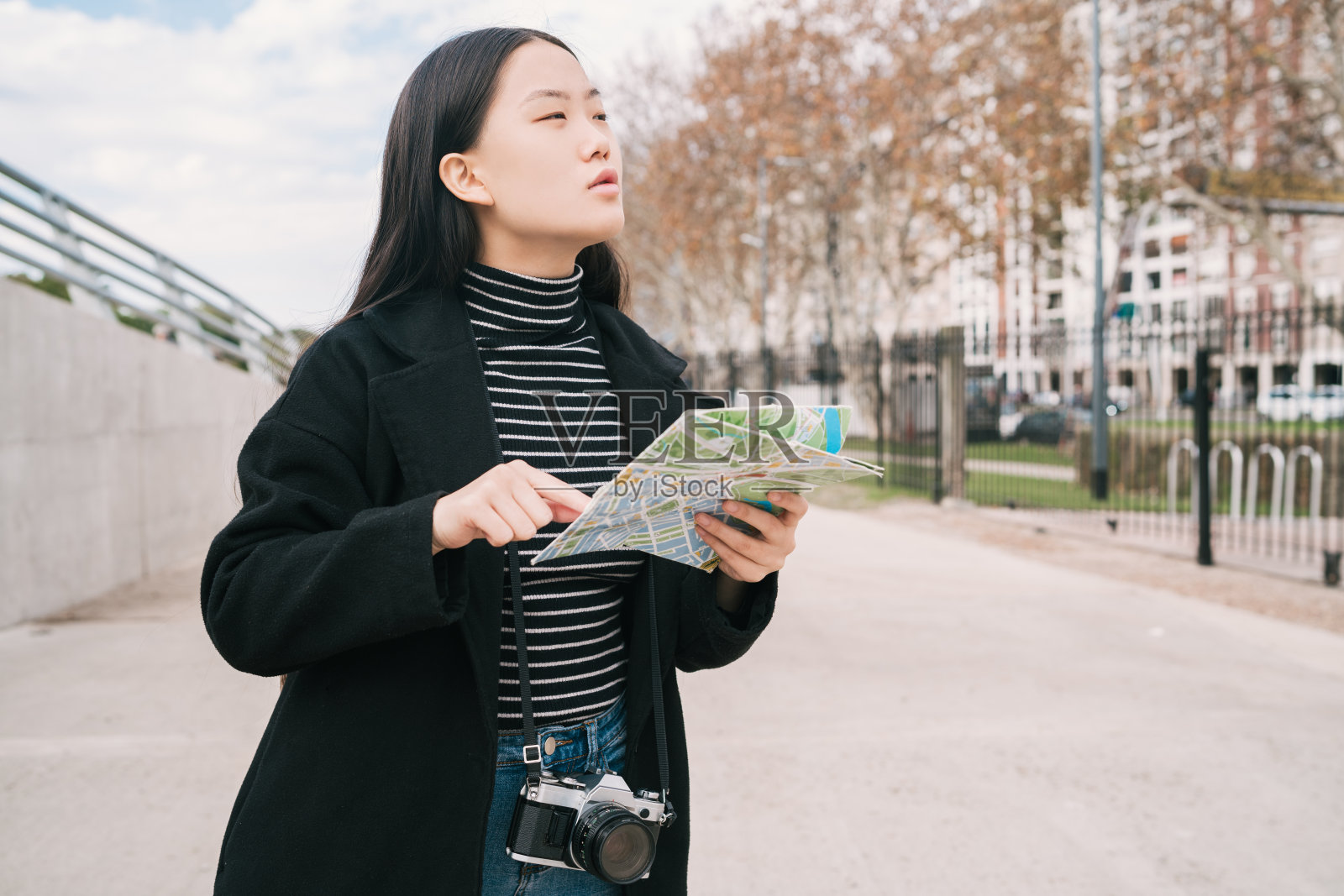 拿着地图的年轻亚洲女性照片摄影图片