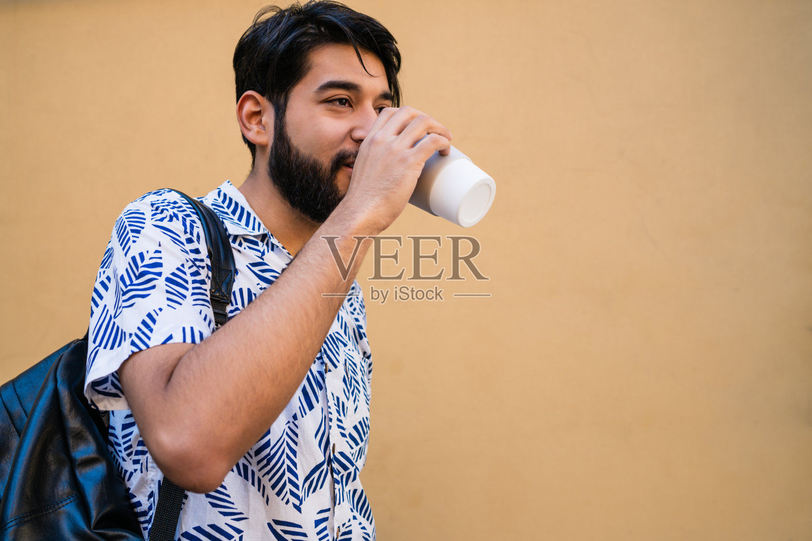享受夏日并穿着夏装的男人照片摄影图片