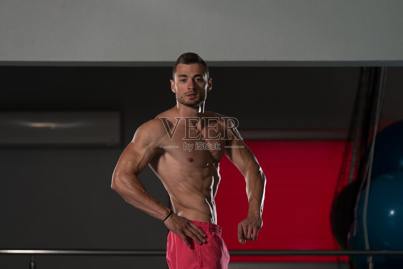 肌肉男在健身房锻炼肌肉照片摄影图片