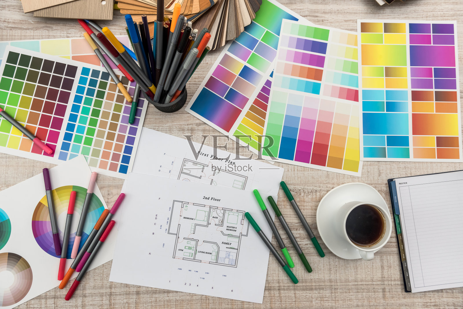 桌面上的房屋设计图与调色板照片摄影图片