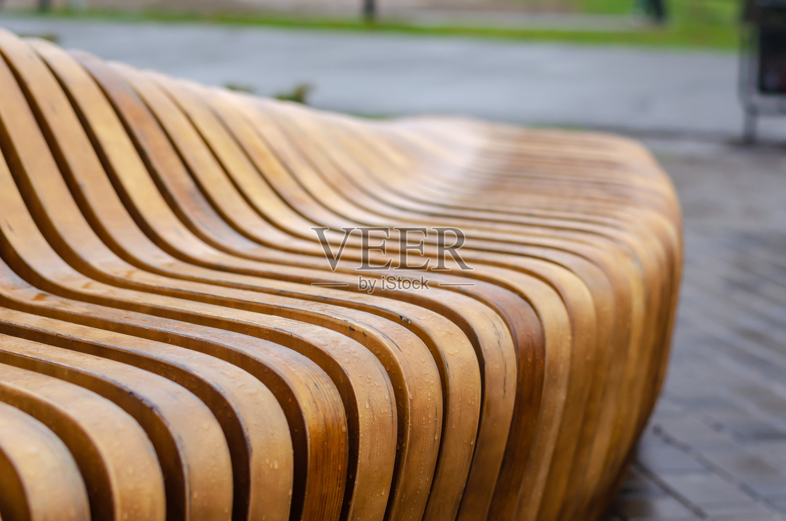 城市公园里一张木制艺术长椅的碎片。照片摄影图片