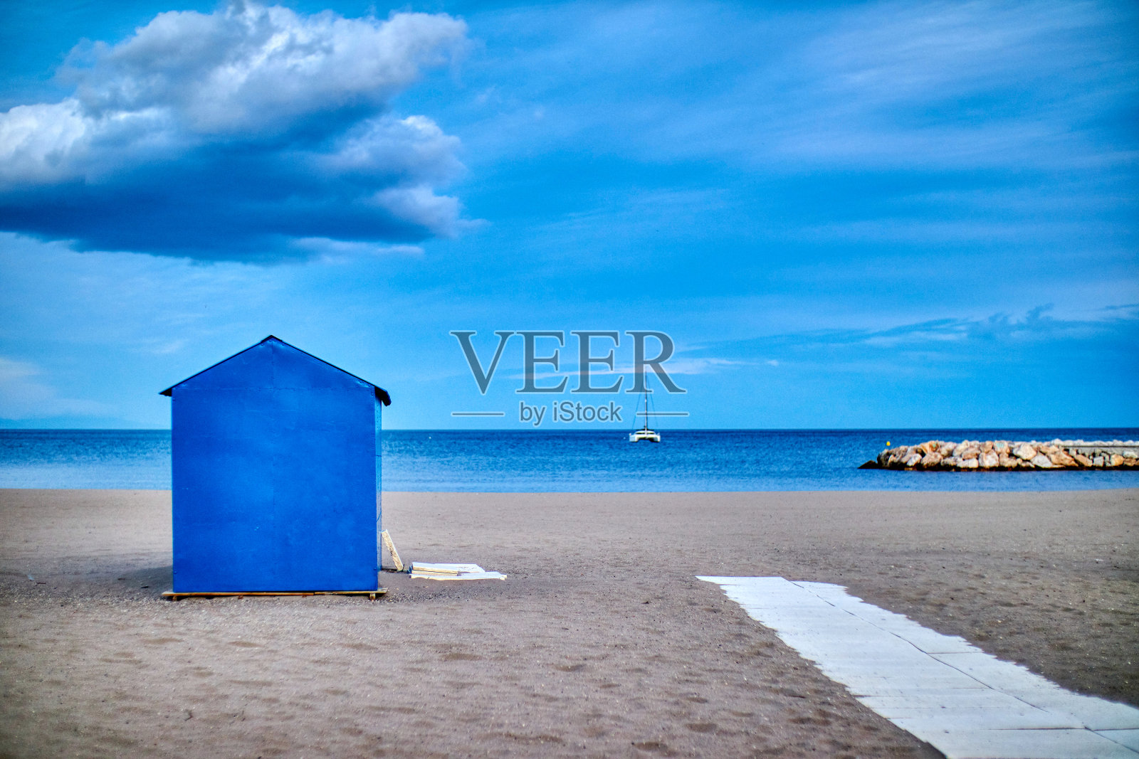 海滩上的蓝色展位照片摄影图片