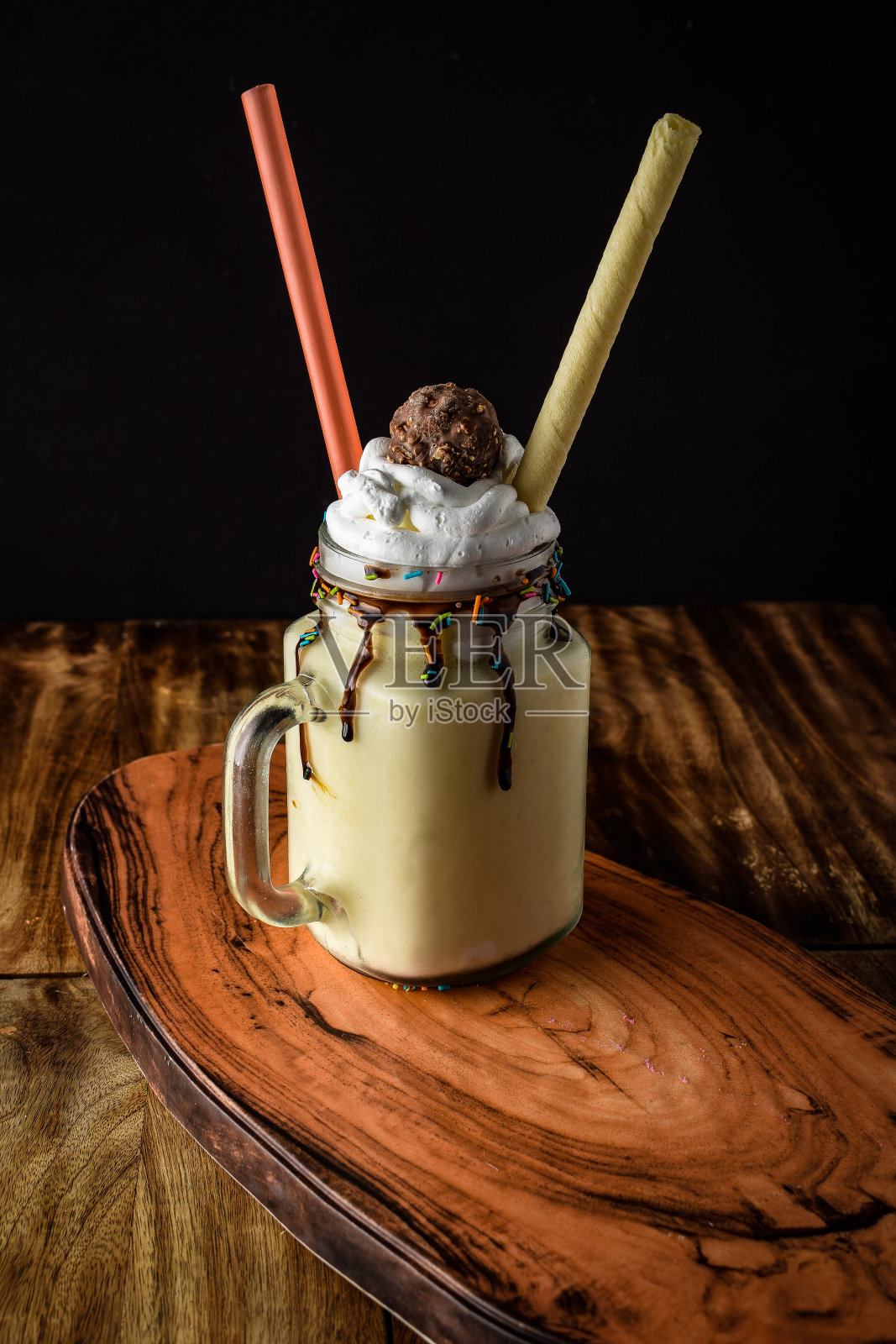 一杯冷咖啡，咖啡加冰淇淋，咖啡加巧克力，一大杯咖啡照片摄影图片