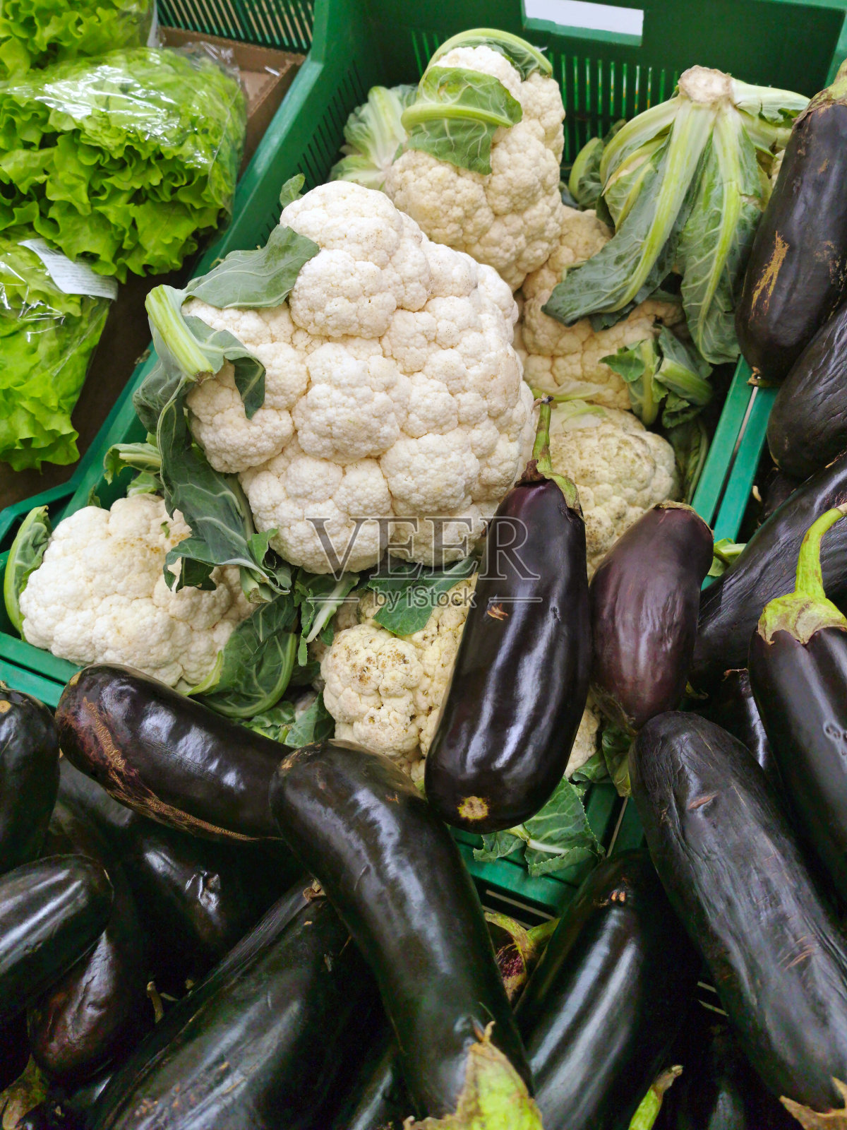 花椰菜和茄子在柜台上照片摄影图片