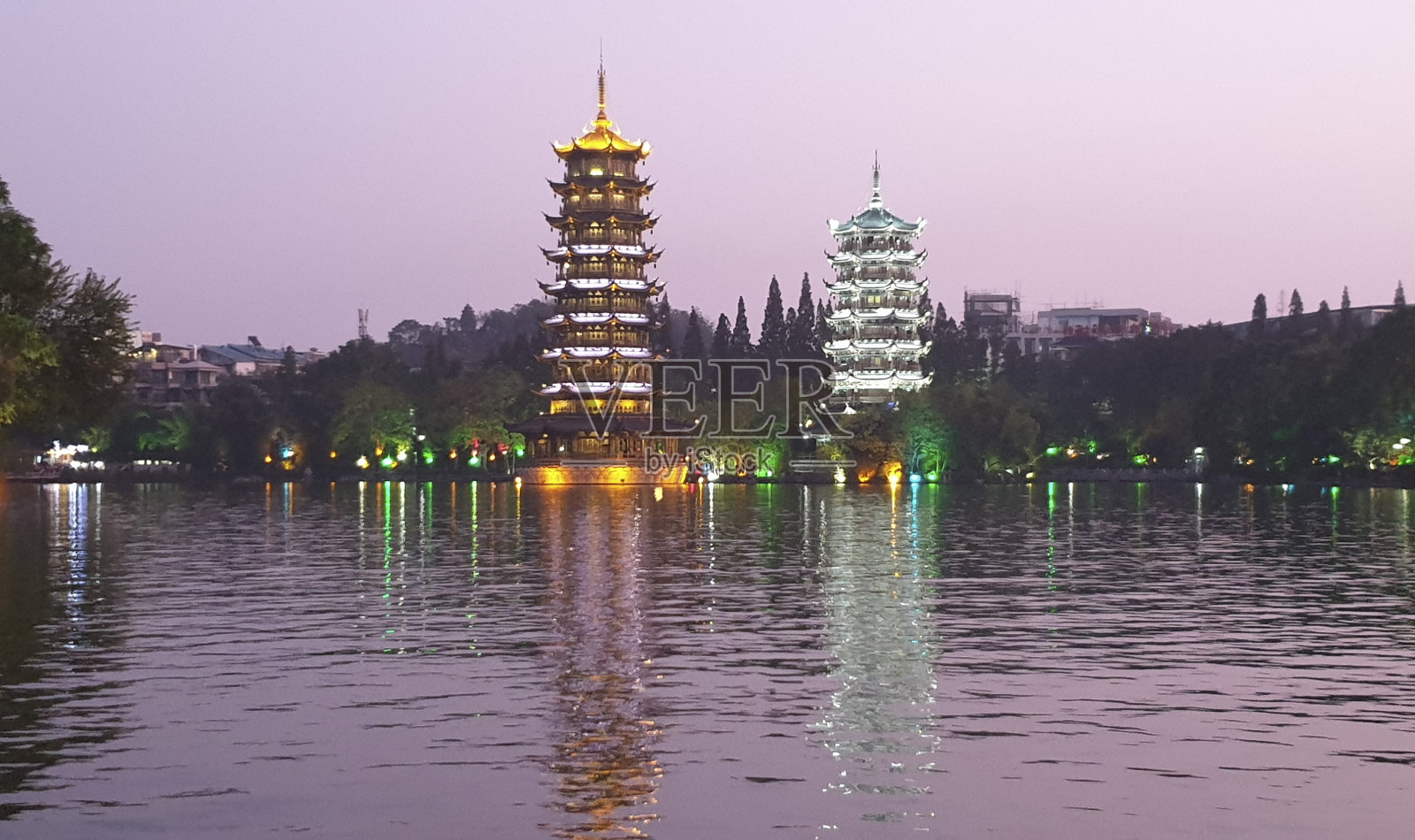 中国广西桂林，山湖上的日月塔照片摄影图片