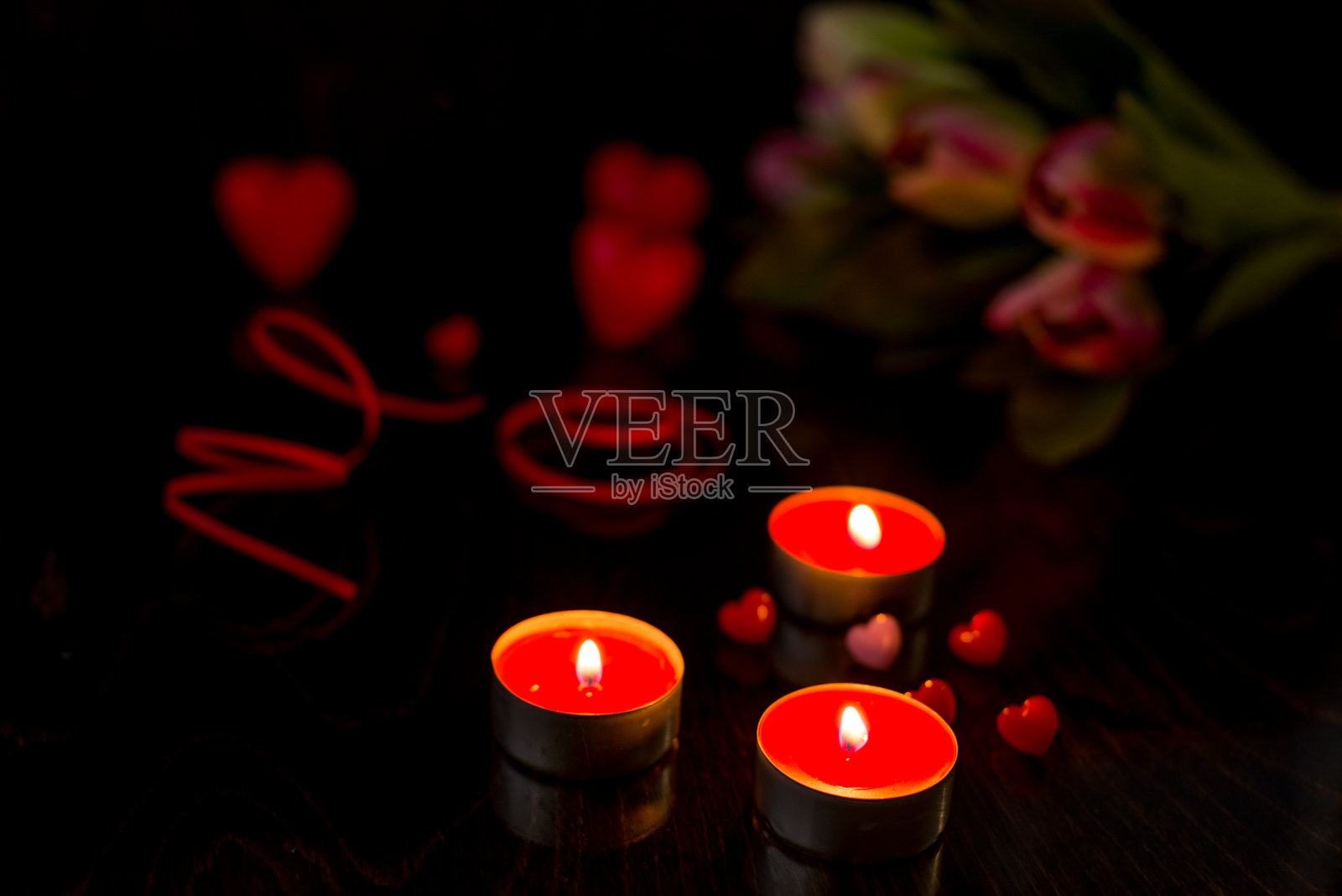 情人节的浪漫背景是心形和蜡烛。带着节日背景的心。庆祝婚礼和其他庆祝活动的文字空间照片摄影图片