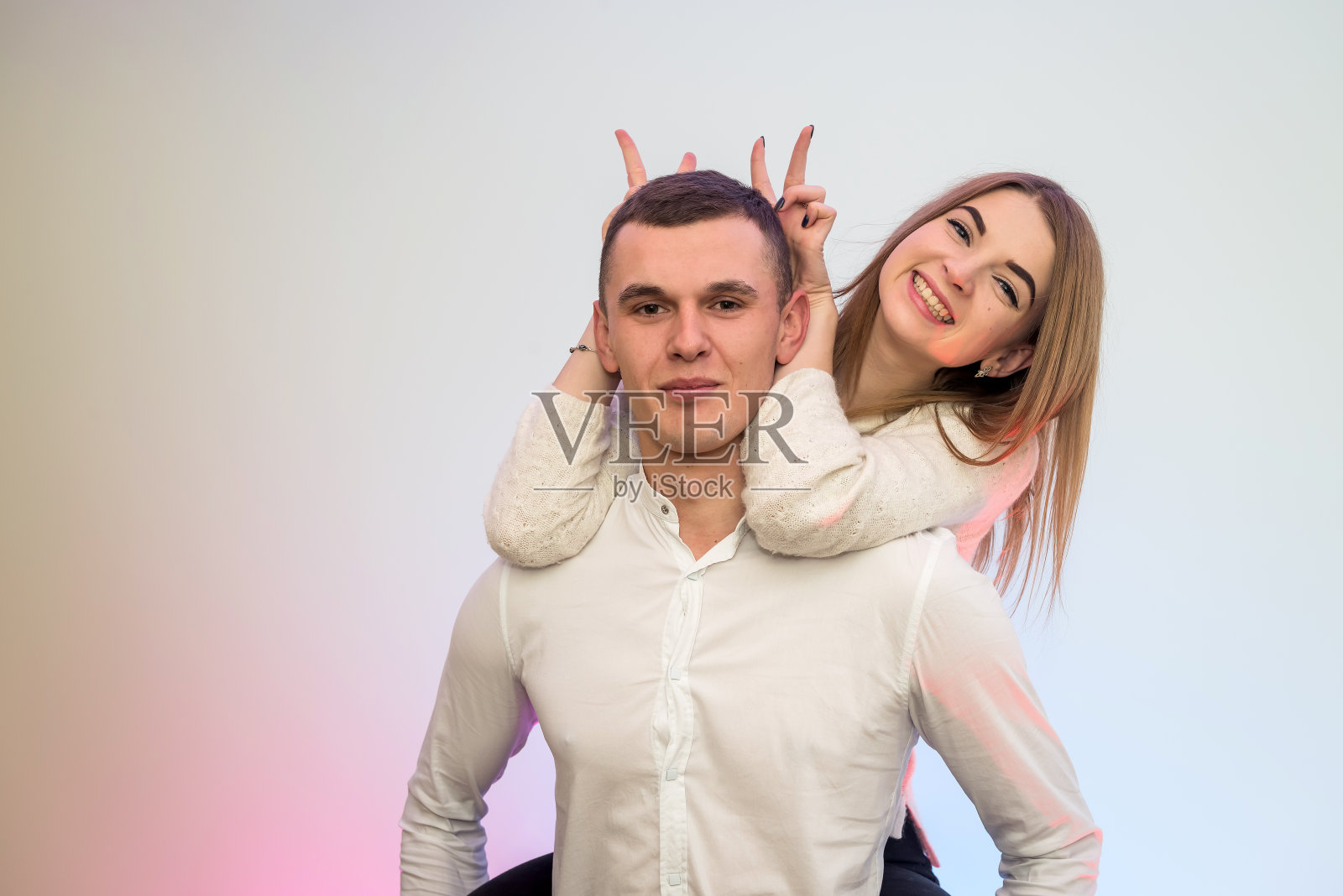 情人节的概念。男朋友背着他那副漂亮的眼镜。情绪从约会照片摄影图片