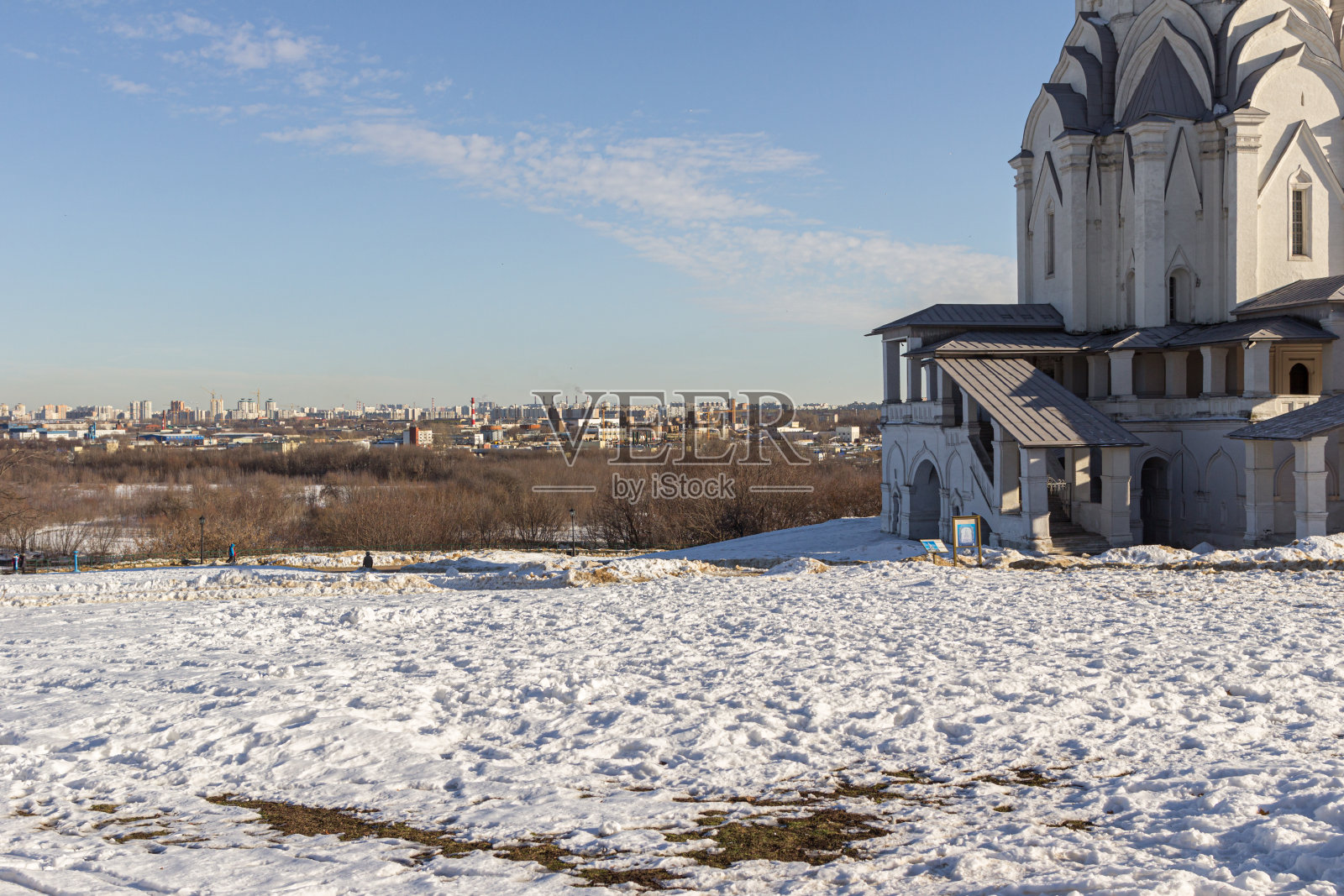 Voznesenskaya教堂在蓝色的天空背景，冬天的雪景。俄罗斯的世界遗产。照片摄影图片