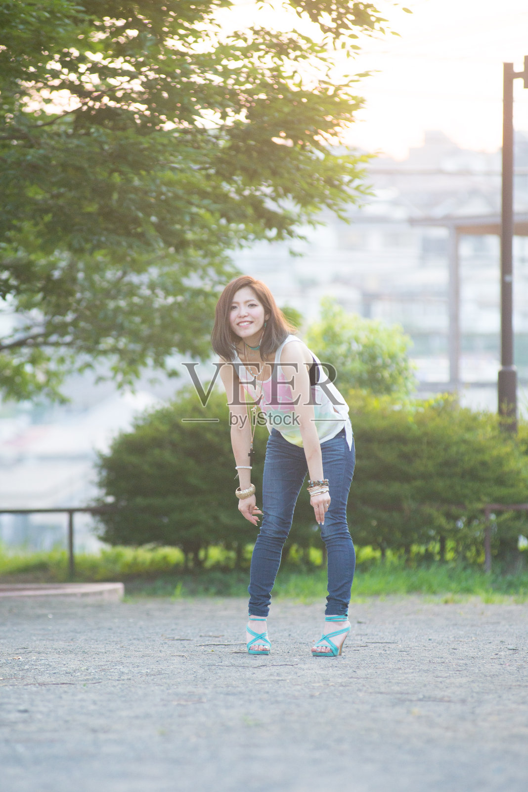 亚洲女模特在街上摆姿势拍照照片摄影图片