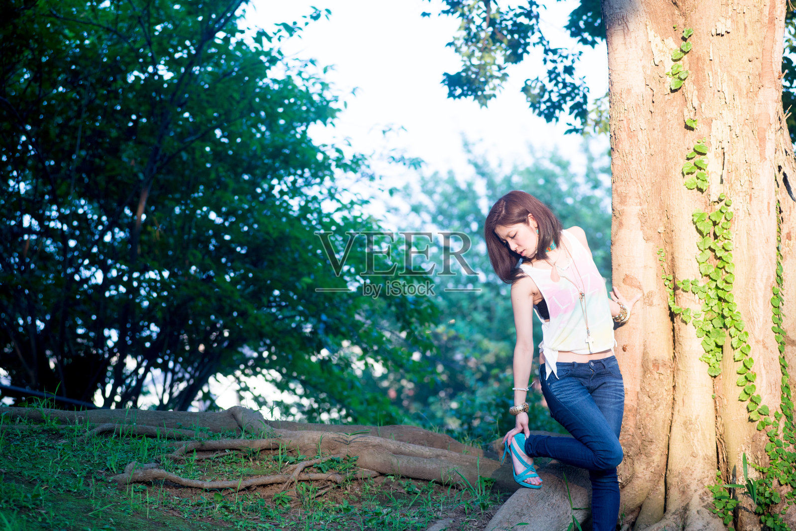 亚洲女模特在街上摆姿势拍照照片摄影图片