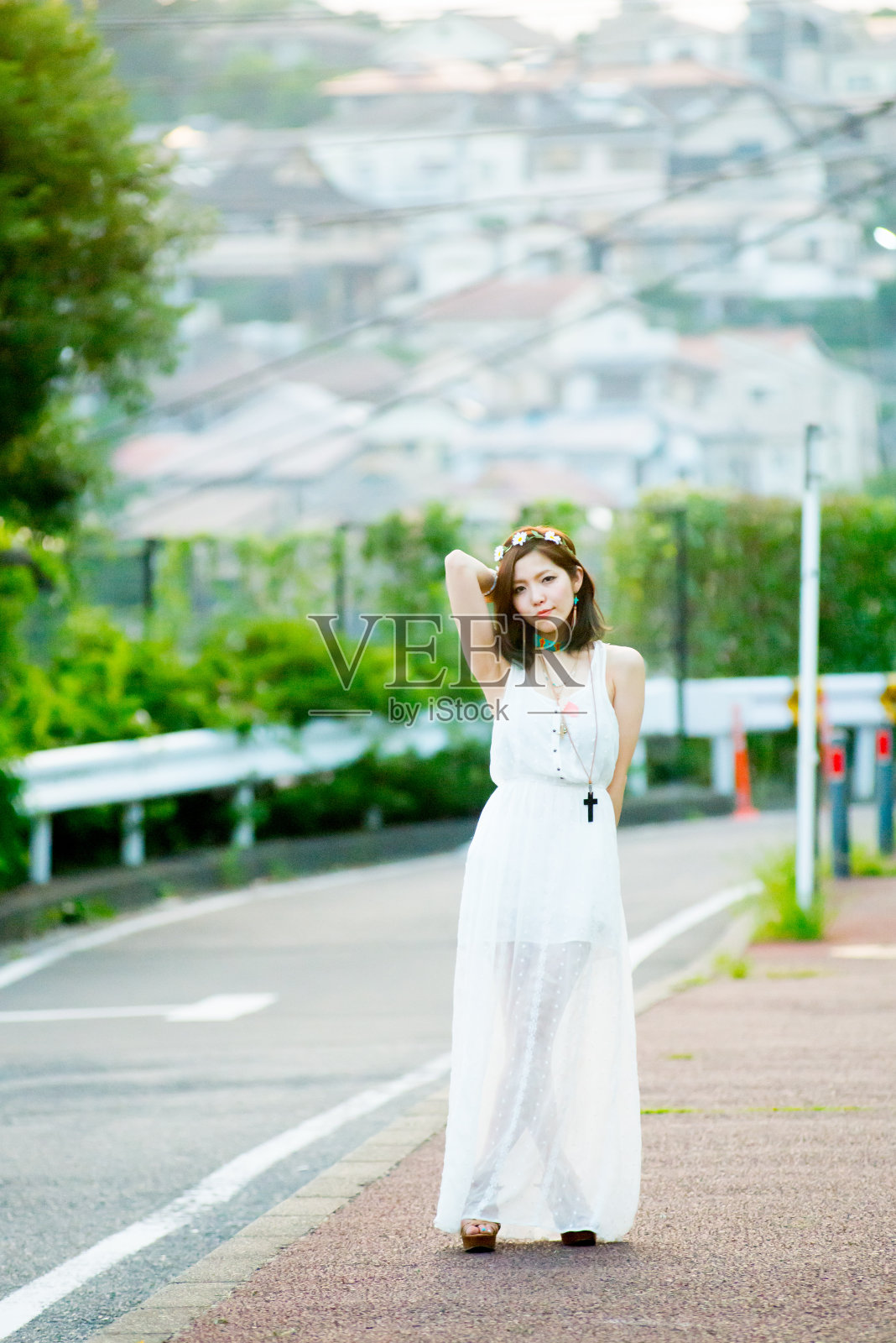 亚洲女模特在街上摆姿势拍照照片摄影图片