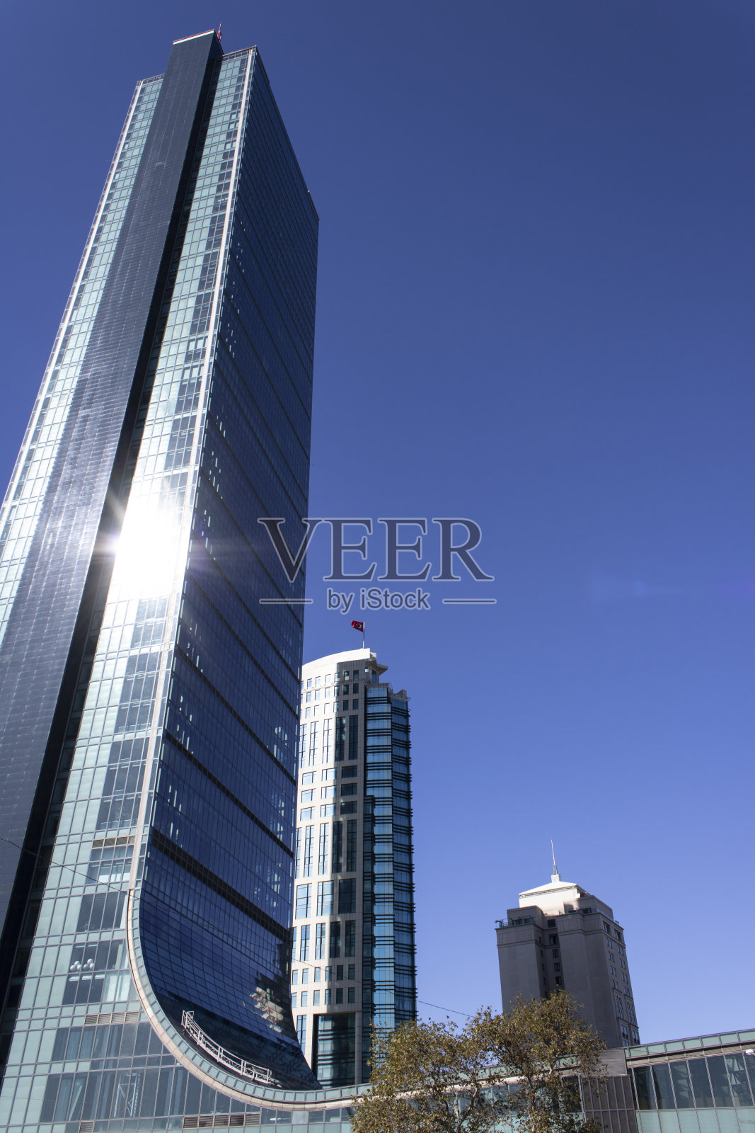 土耳其伊斯坦布尔——2019年11月13日:伊斯坦布尔莱文特区。那里有摩天大楼。照片摄影图片