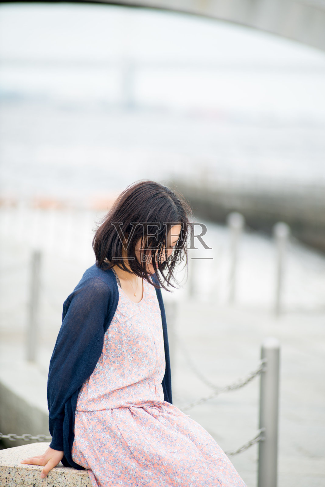 亚洲女模特在街上摆姿势拍照照片摄影图片