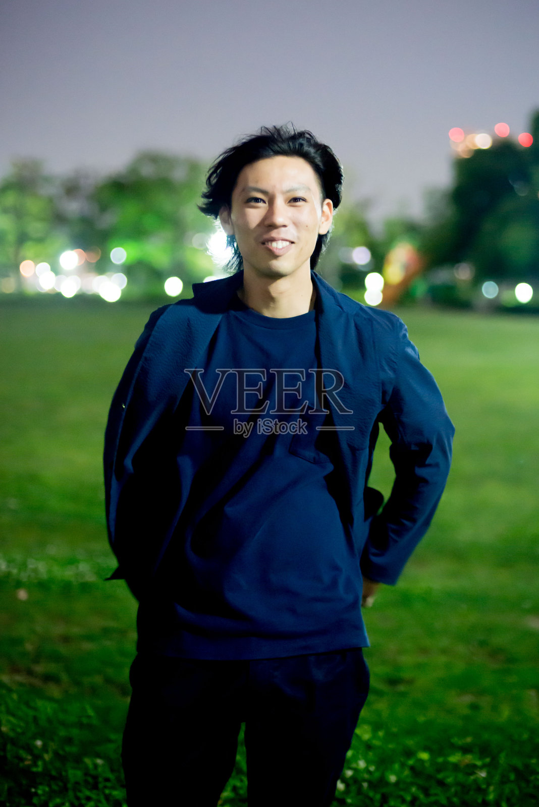 亚洲男模在街上摆姿势拍照照片摄影图片