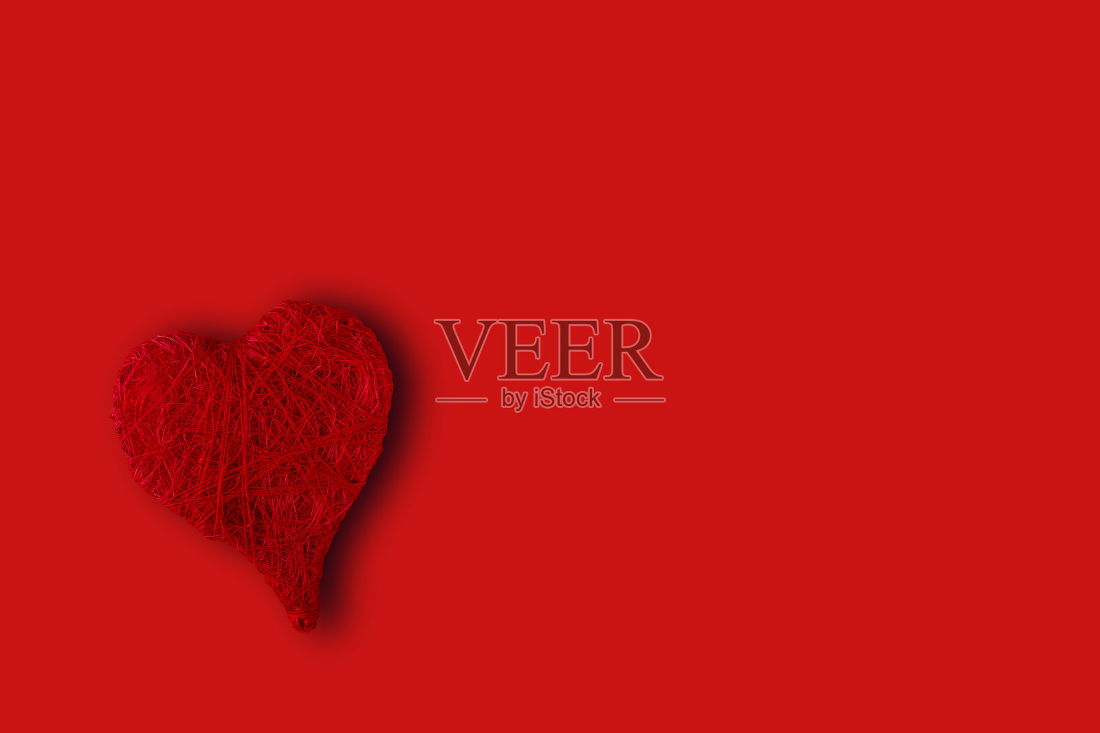 红色背景左下角的红色爱心，情人节概念照片摄影图片