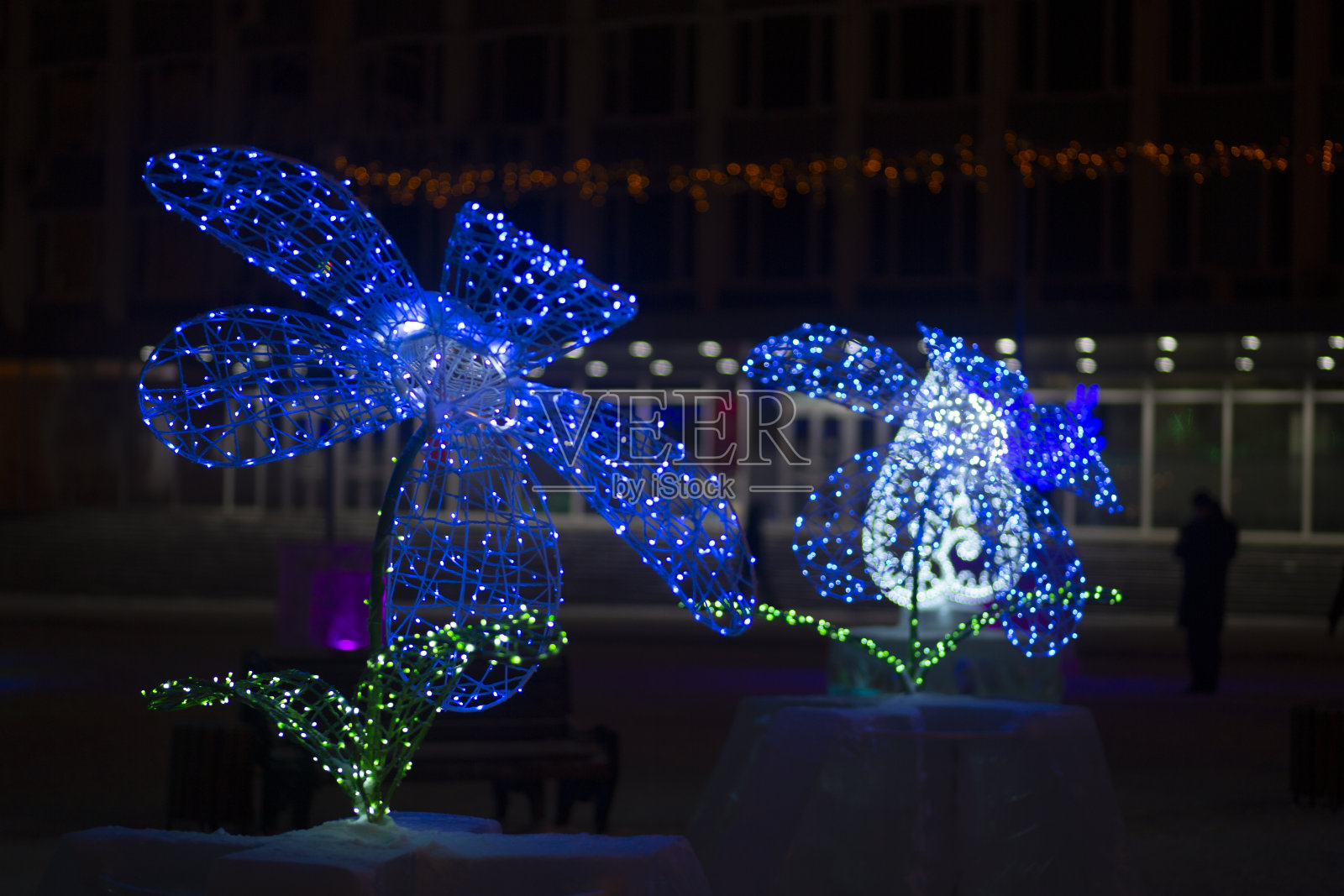 圣诞装饰在夜晚的城市街道上。照片摄影图片