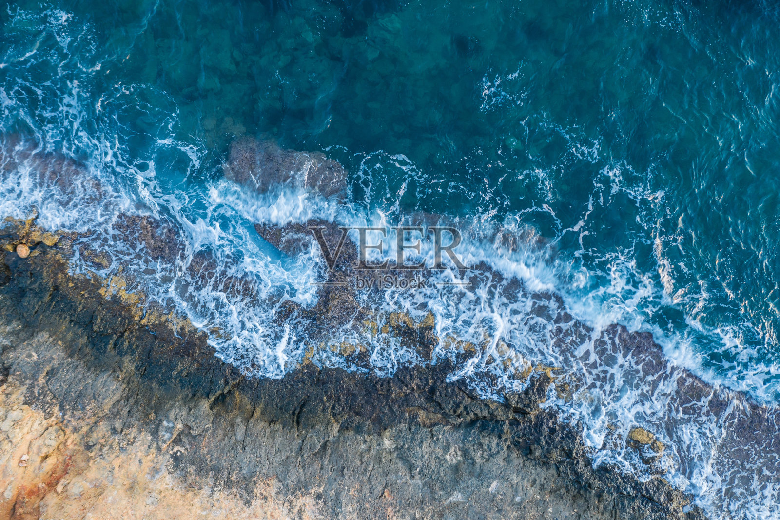 海浪拍打着岩石海岸，鸟瞰图照片摄影图片