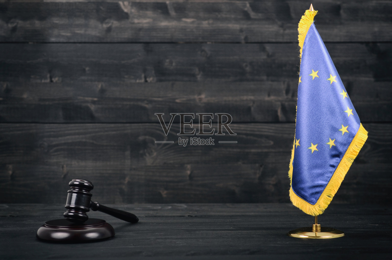 黑色木质背景上的法官 gavel 和欧盟旗帜照片摄影图片