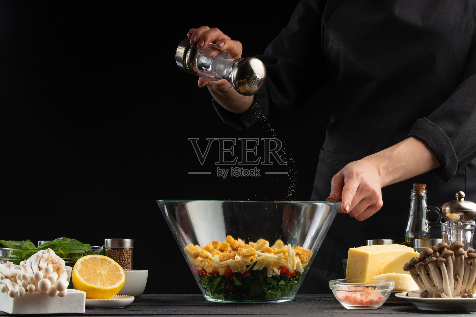 厨师准备新鲜的菠菜沙拉照片摄影图片