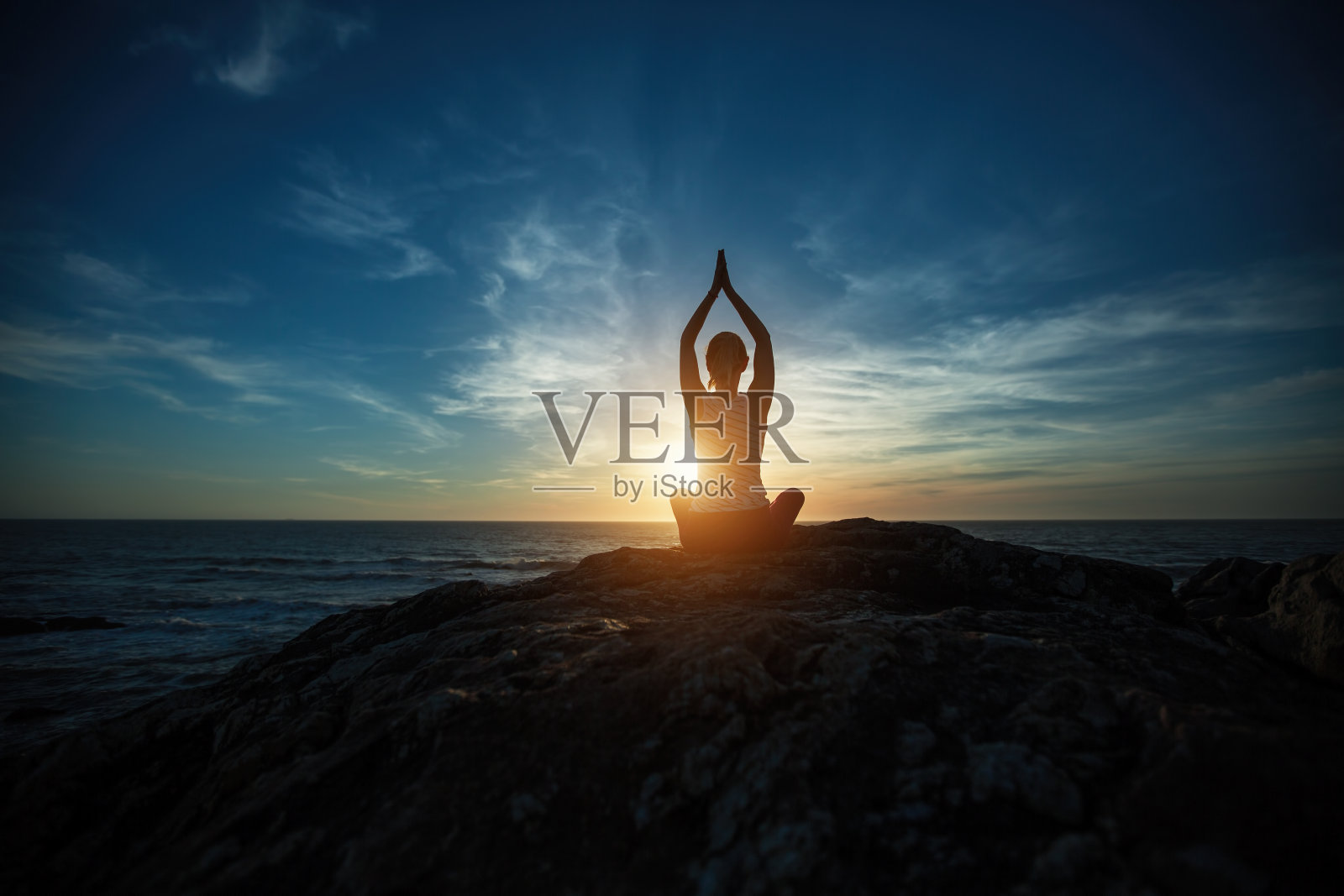 海上晨练瑜伽女子剪影照片摄影图片