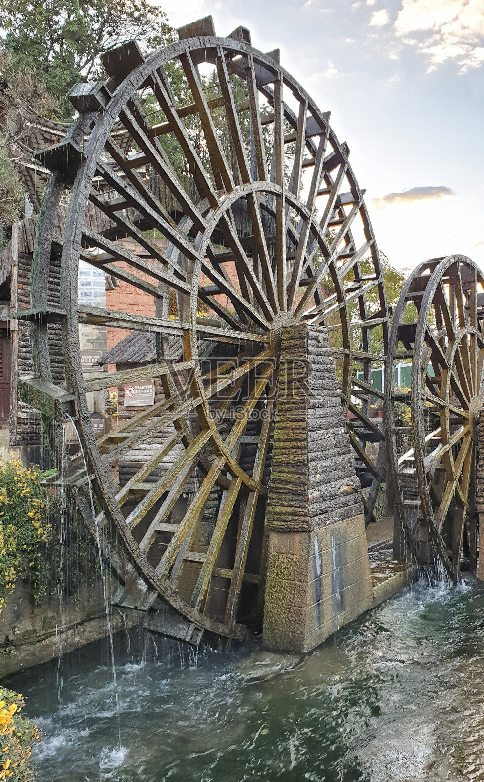 中国云南省丽江古城水磨照片摄影图片