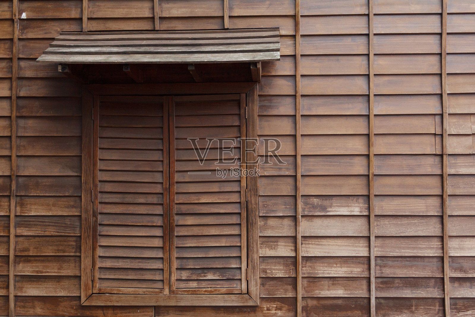 旧墙和窗户是木制的照片摄影图片