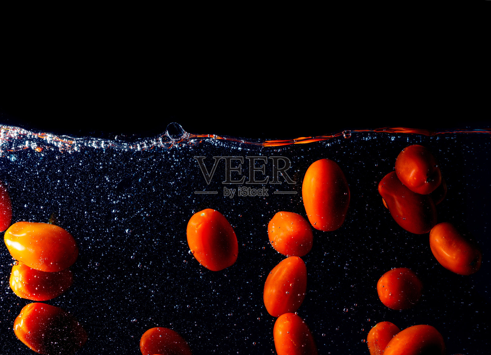 梅子西红柿掉进了水箱里照片摄影图片