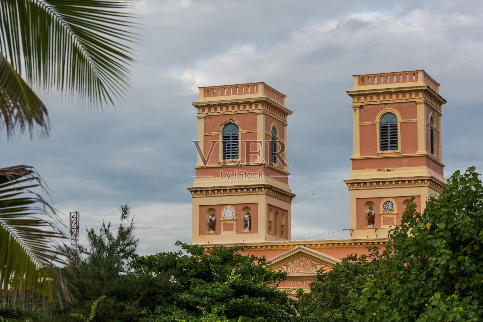 阴天的印度南部本地治里圣母教堂的外观照片摄影图片