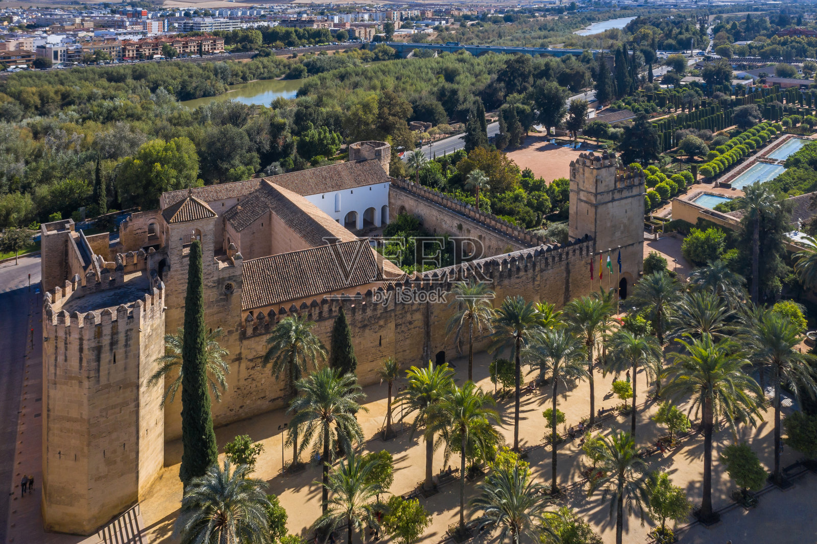 科尔多瓦古城和罗马诺桥的鸟瞰图。西班牙照片摄影图片