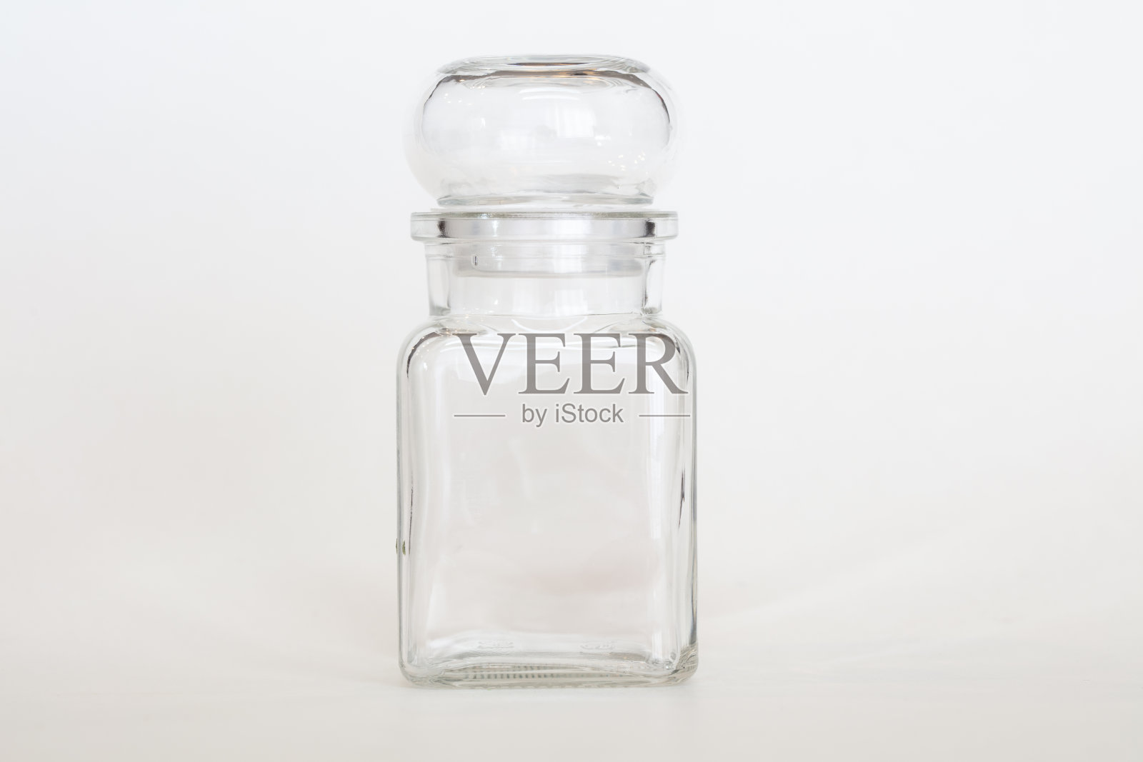 厨房用透明玻璃瓶子，有盖子，用来装药草或液体照片摄影图片